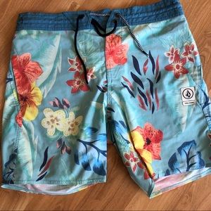 Volcom Boardshorts, Size Small